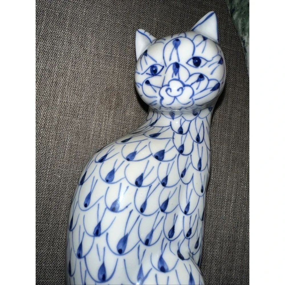 Andrea by Sadek Cat Hand Painted Blue & White Fishnet Pattern Herend Style Vtg